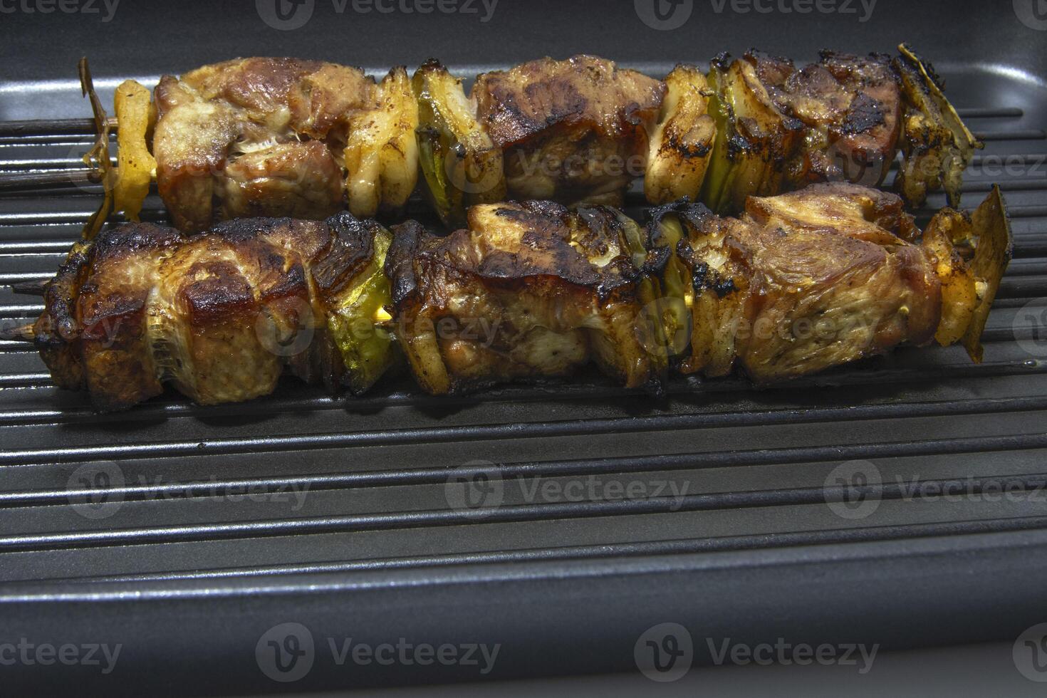 Viande et poivre brochettes dans une antiadhésif poêle. généralement une brochette est fabriqué en haut de pièces de Viande ou poisson entrecoupé avec oignon, poivre, champignons, etc. photo