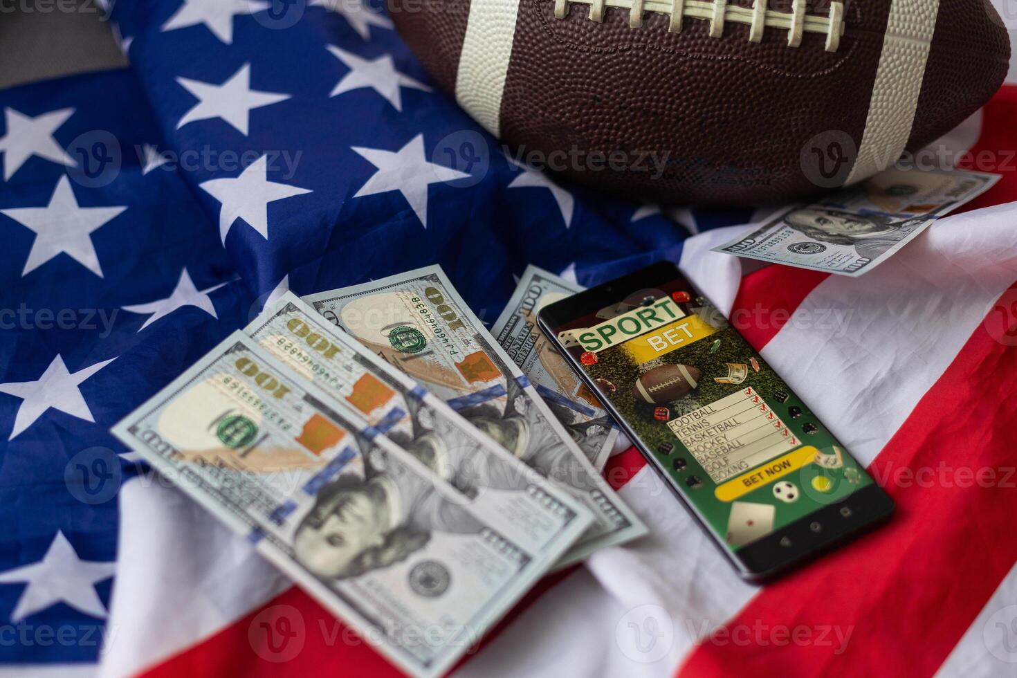 le rugby Balle et dollars avec Etats-Unis drapeau et téléphone intelligent pari photo