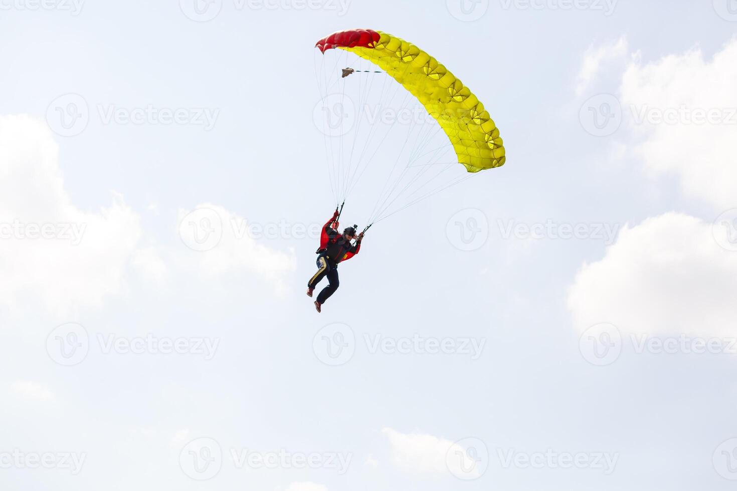 parachutiste mouches par le air photo