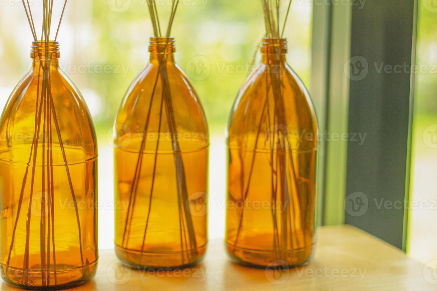 Trois marron verre bouteilles. Trois petit verre Fait main des vases . marron verre ancien bouteilles. antique intérieur décoration objets. photo