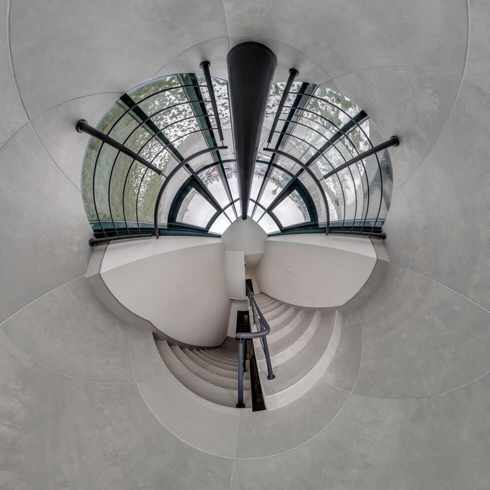 abstraitement tordu dans une sphérique 360 panorama intérieur de une moderne Bureau avec une salle escalier et panoramique les fenêtres photo