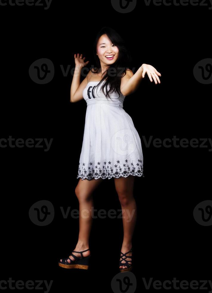 souriant asiatique américain femme permanent dans robe photo