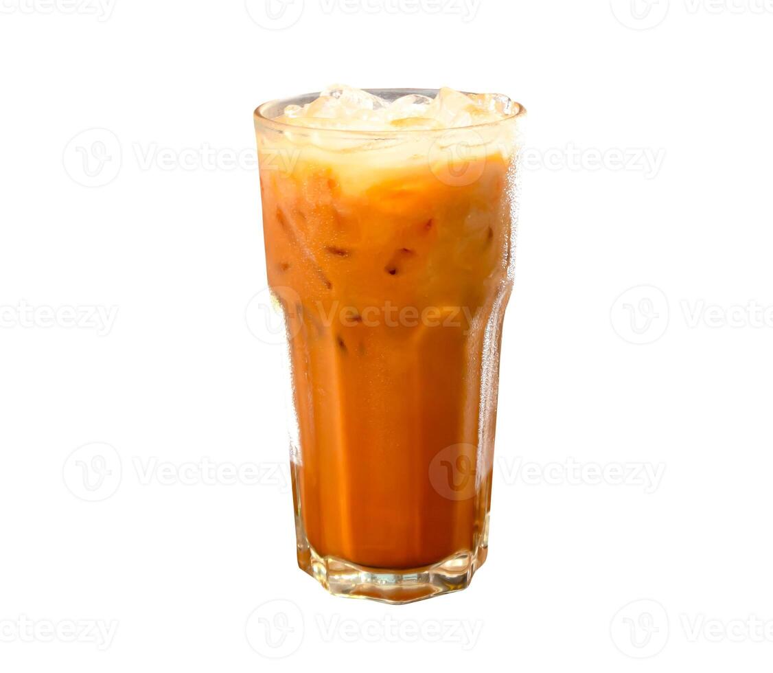 glacé Orange thaïlandais condensé Lait thé dans transparent verre isolé sur blanc Contexte avec coupure chemin photo