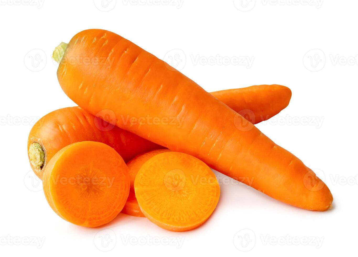 de face vue de magnifique Orange carottes avec tranches dans empiler isolé sur blanc Contexte avec coupure chemin photo