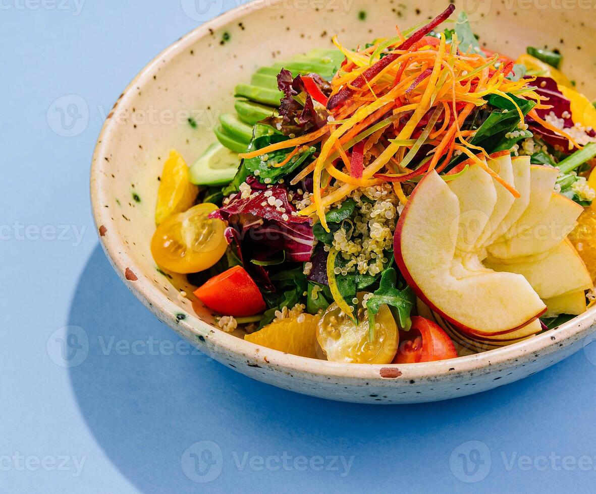 Avocat et quinoa salade Haut vue photo