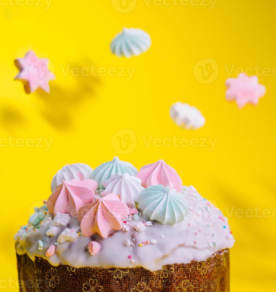 traditionnel Pâques Gâteaux avec Meringue sur Jaune Contexte photo