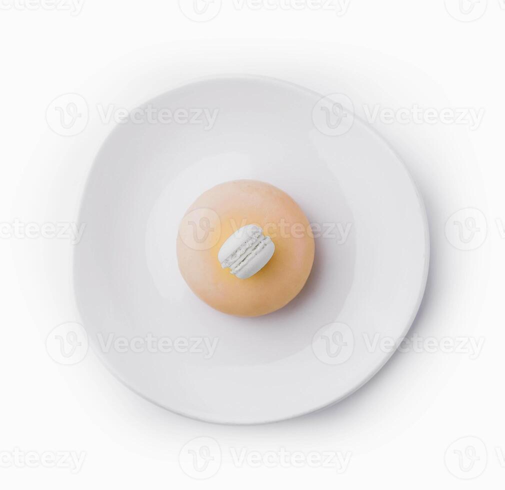 Jaune mousse gâteau décoré avec blanc macaron photo