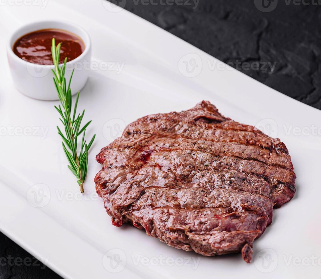 gros juteux steak avec patates sur assiette photo