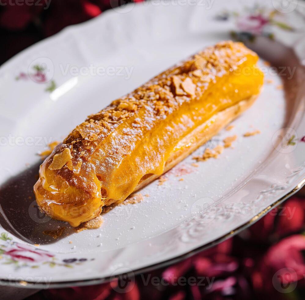 français artisan éclair sur assiette Haut vue photo