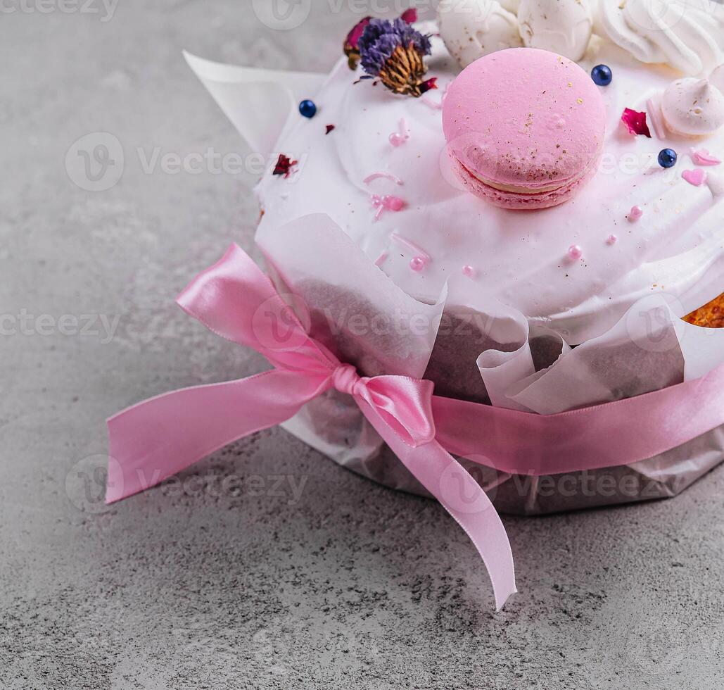 Pâques gâteau décoré avec meringues et macarons photo