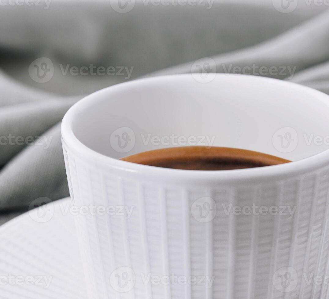 tasse de chaud café sur assiette photo