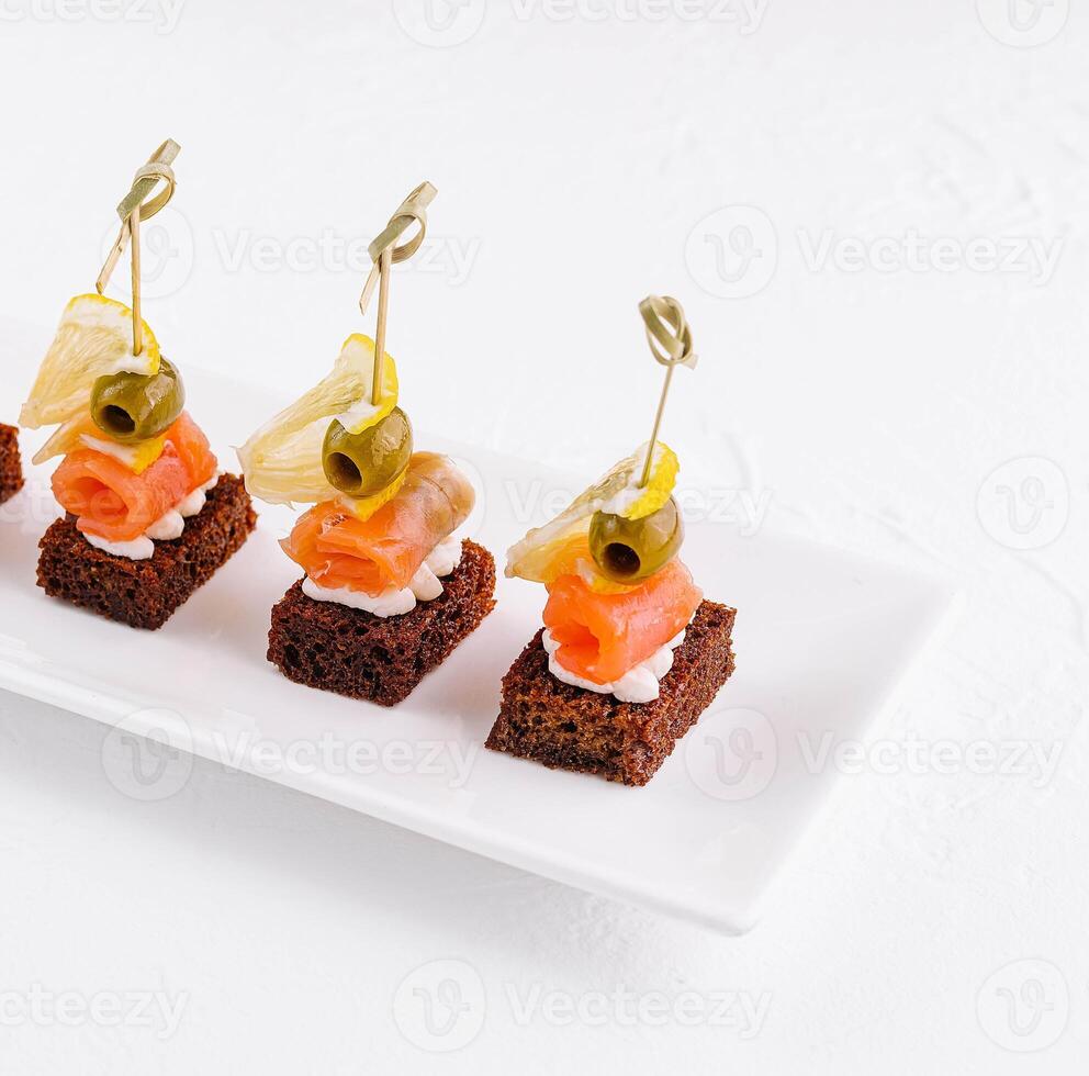 canapés avec fromage et rouge poisson photo