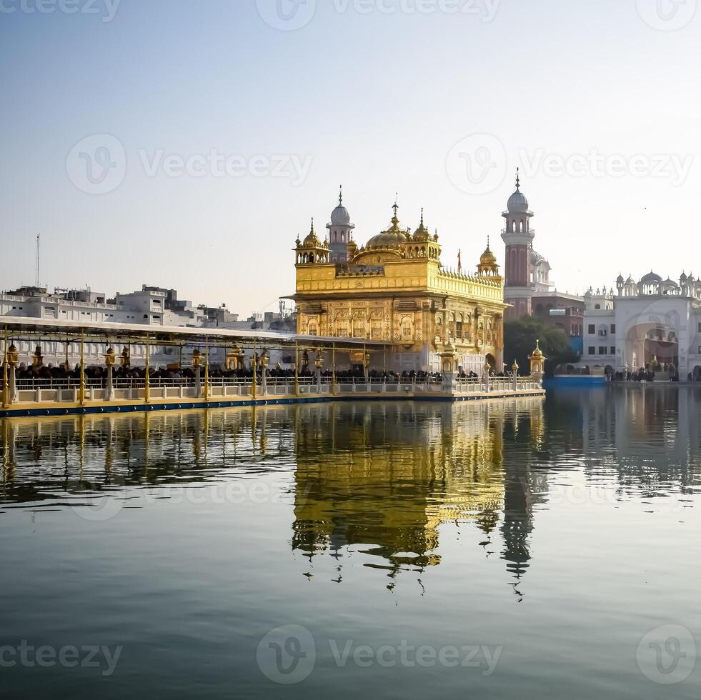 magnifique vue de d'or temple - harmandir sahib dans Amritsar, Pendjab, Inde, célèbre Indien sikh repère, d'or temple, le principale sanctuaire de sikhs dans Amritsar, Inde photo