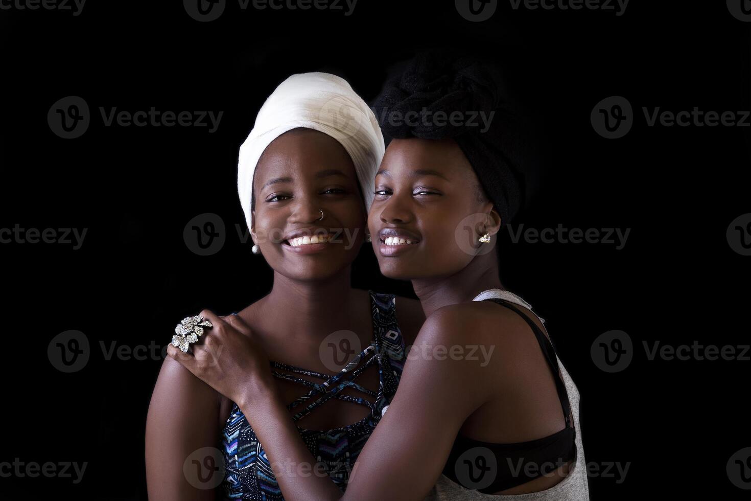 deux attrayant souriant africain américain sœurs portrait photo
