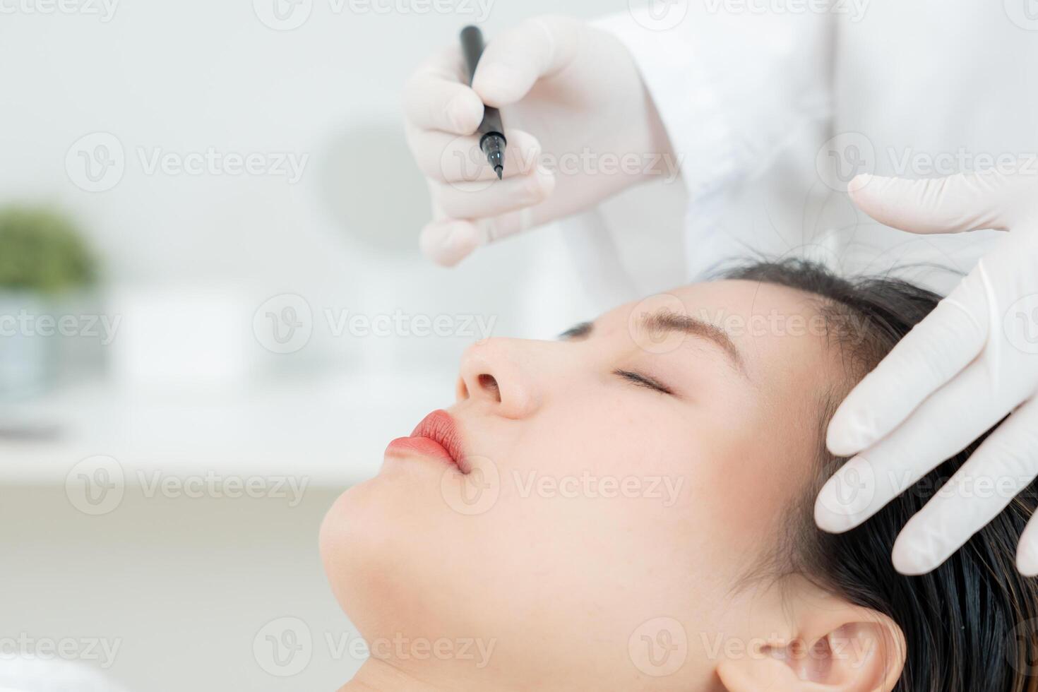 Plastique chirurgie, beauté, chirurgien ou esthéticien émouvant femme affronter, chirurgical procédure cette impliquer modifier forme de nez, médecin examine patient nez avant rhinoplastie, médical assistance, santé photo