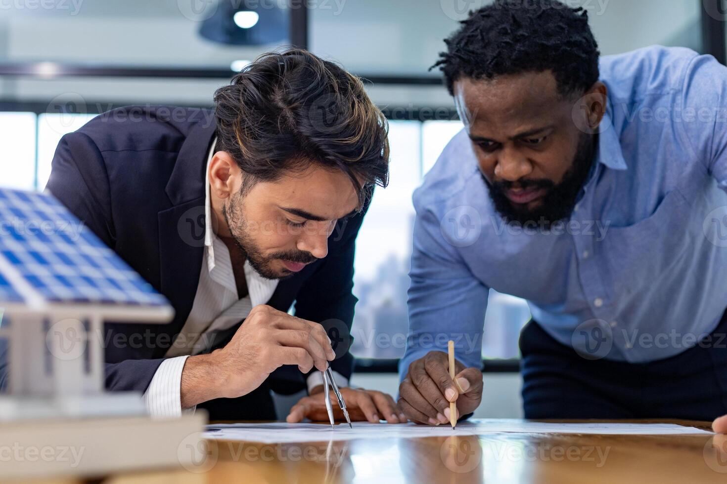 équipe de architecture et les hommes d'affaires sont discuter et réflexion plus de sol plan modification pour réel biens investissement et logement développement projet photo