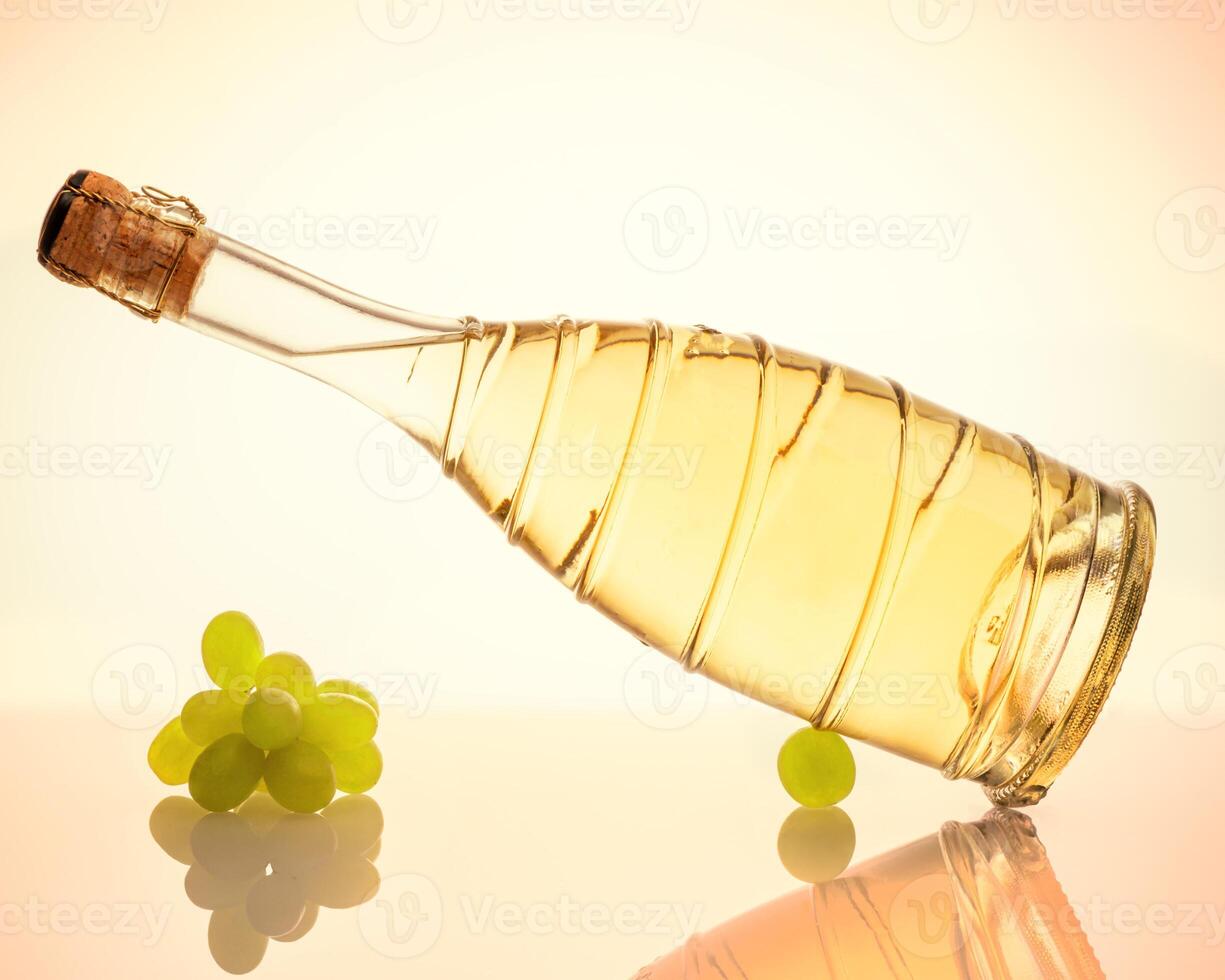 une bouteille de du vin et les raisins sur une table photo