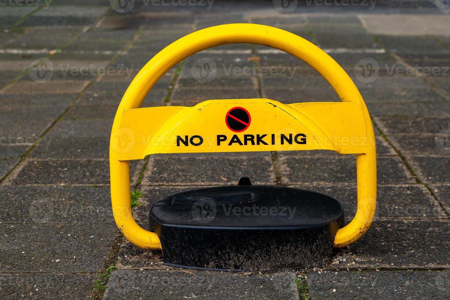 une voiture parking barrière dans une ville sur une parking lot photo