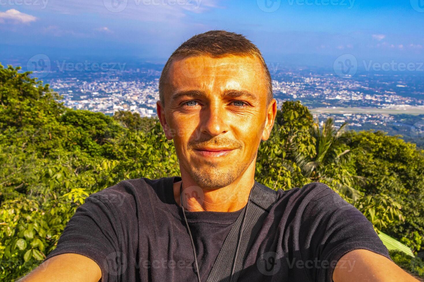 panorama vue de ville avec homme touristique chiang mai Thaïlande. photo