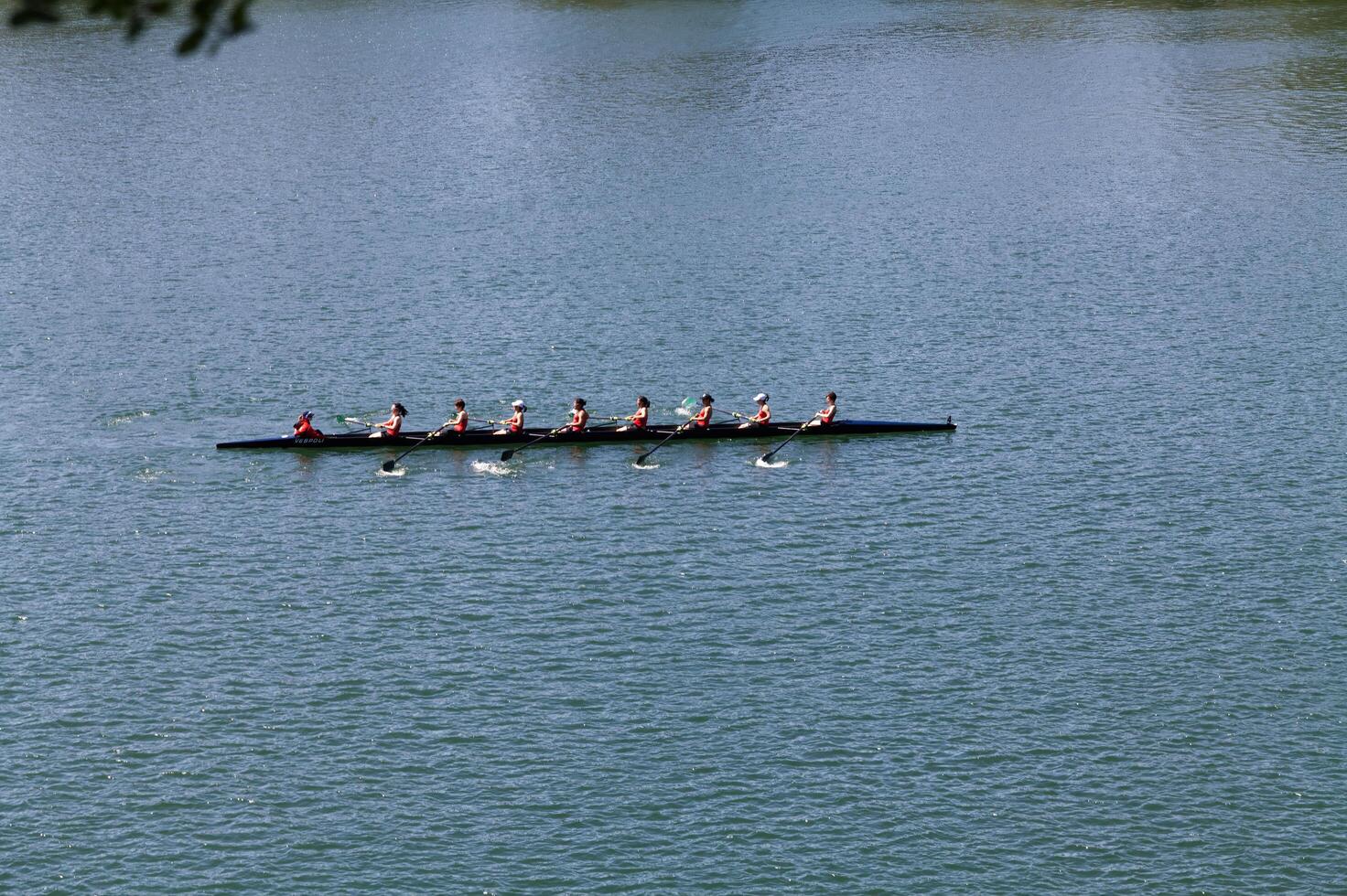 folsom, Californie, 2011 - femmes équipage aviron équipe tirant sur rames dans Lac photo