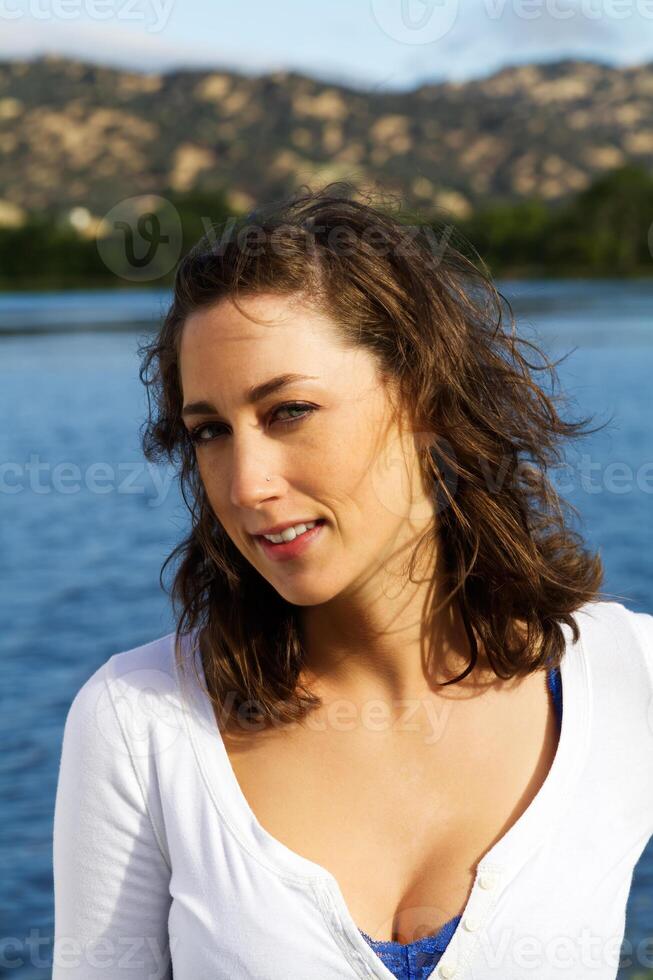 Extérieur portrait attrayant caucasien femme avec Lac photo