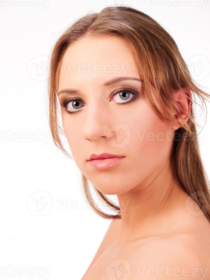 nu épaule portrait de Jeune caucasien femme sur blanc photo
