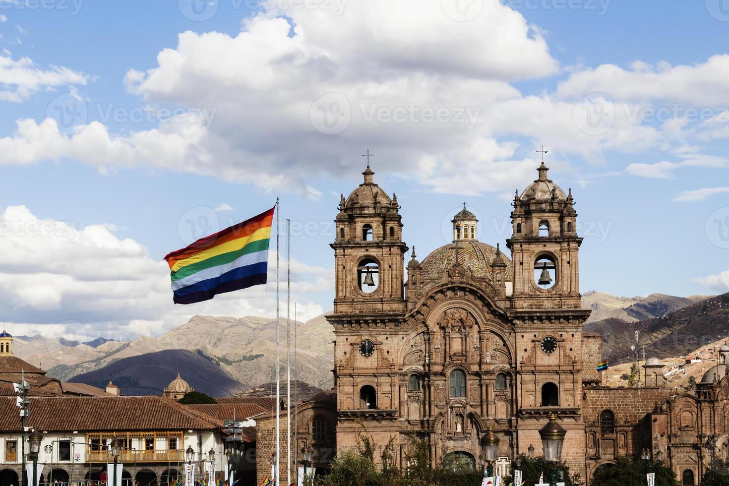 Cusco drapeau en volant dans place de armas Pérou photo