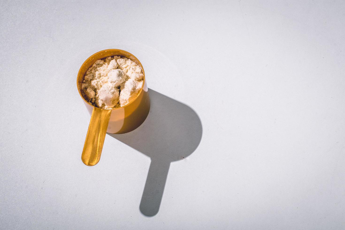 boules remplies de poudres de vanille protéinée sur fond blanc. vue de dessus avec espace de copie pour le texte. lumière du soleil photo