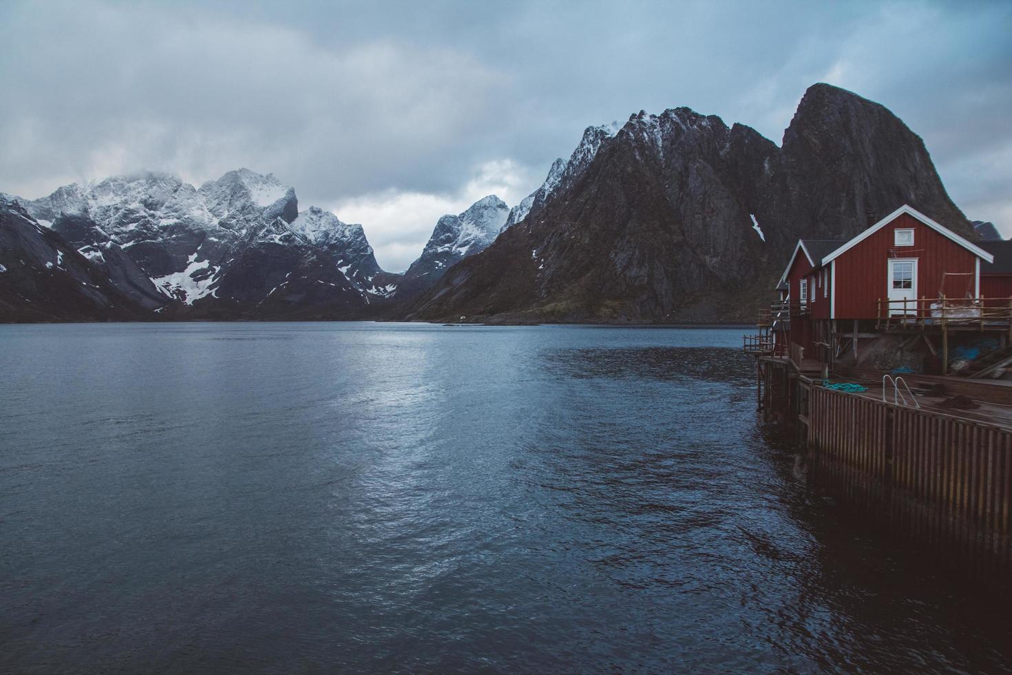 Norvège maisons et montagnes rorbu rochers sur paysage de fjord vue voyage scandinave îles lofoten. paysage de nuit. photo