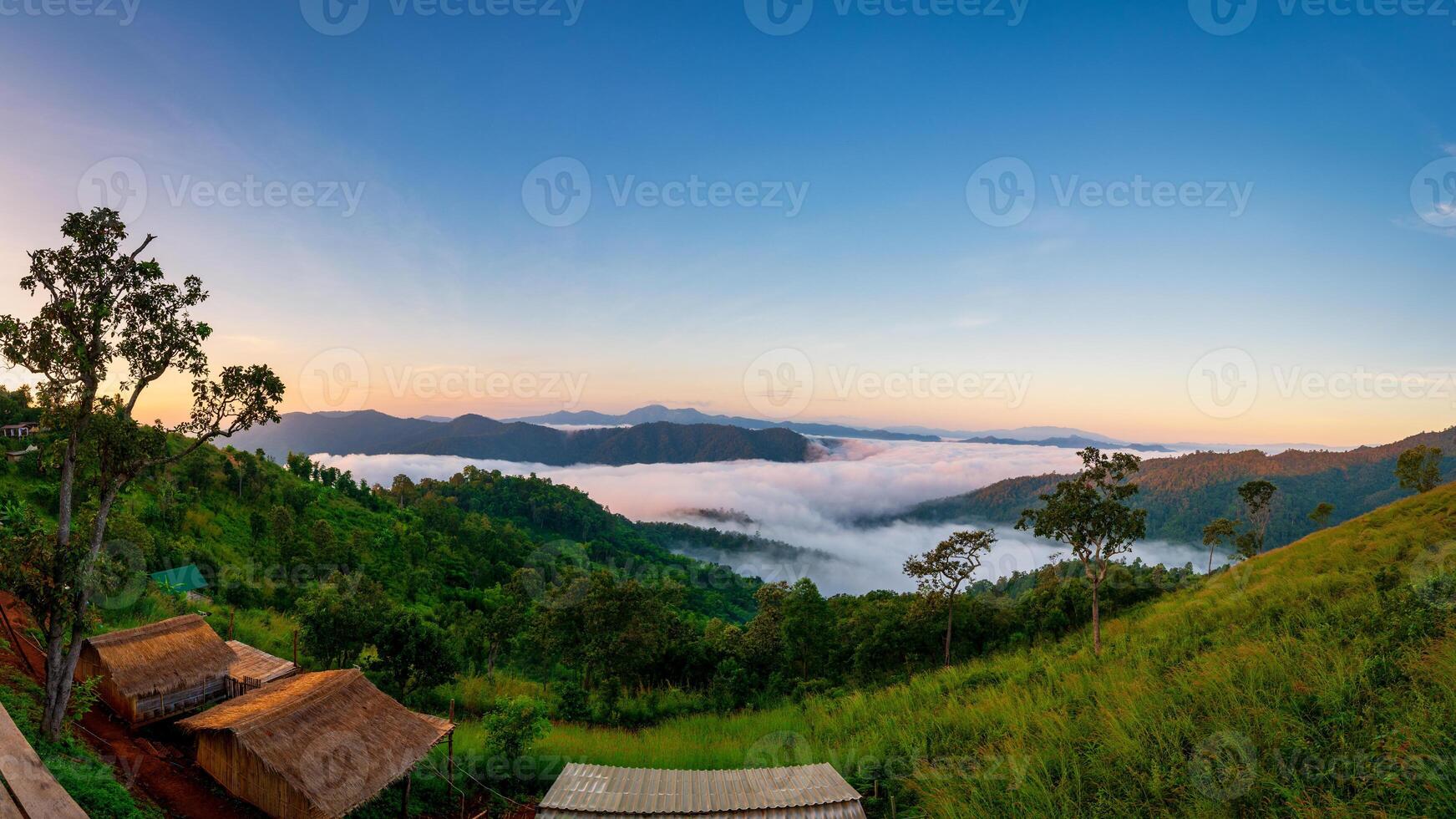 panorama vue de la nature avec brouillard dans Matin à huai kub kab, chiang Mai, Thaïlande photo