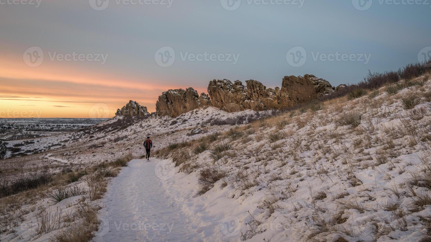 hiver lever du soleil plus de une Piste à Colorado collines avec une loin coureur - les diables colonne vertébrale Roche formation près terre d'amour photo