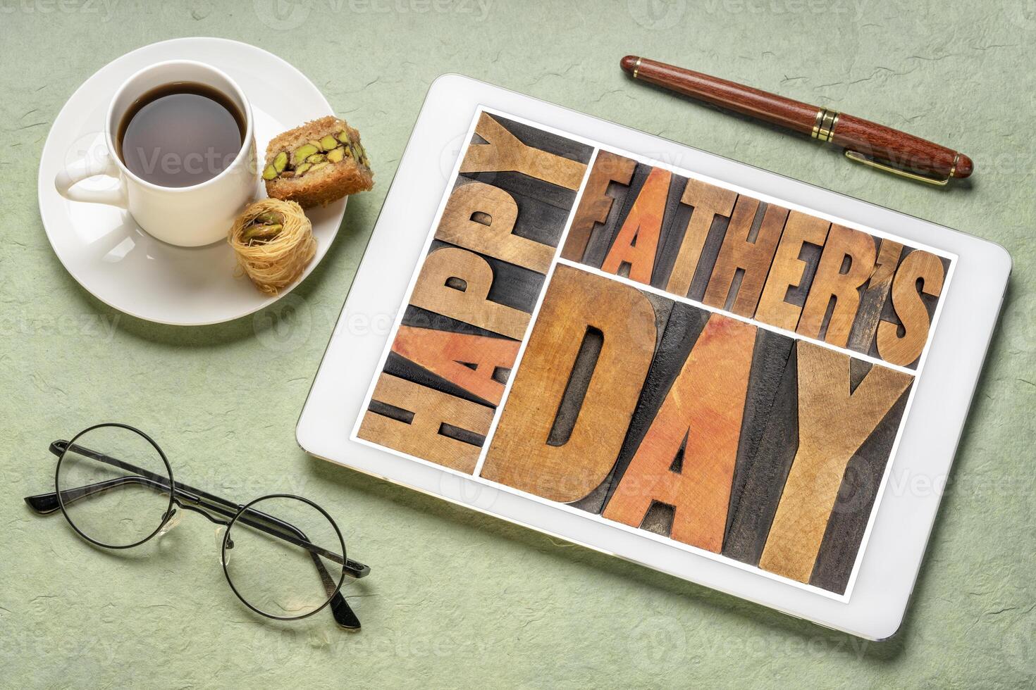 content du père journée - une mot abstrait dans ancien typographie bois type sur une numérique tablette avec une tasse de café, salutation carte photo