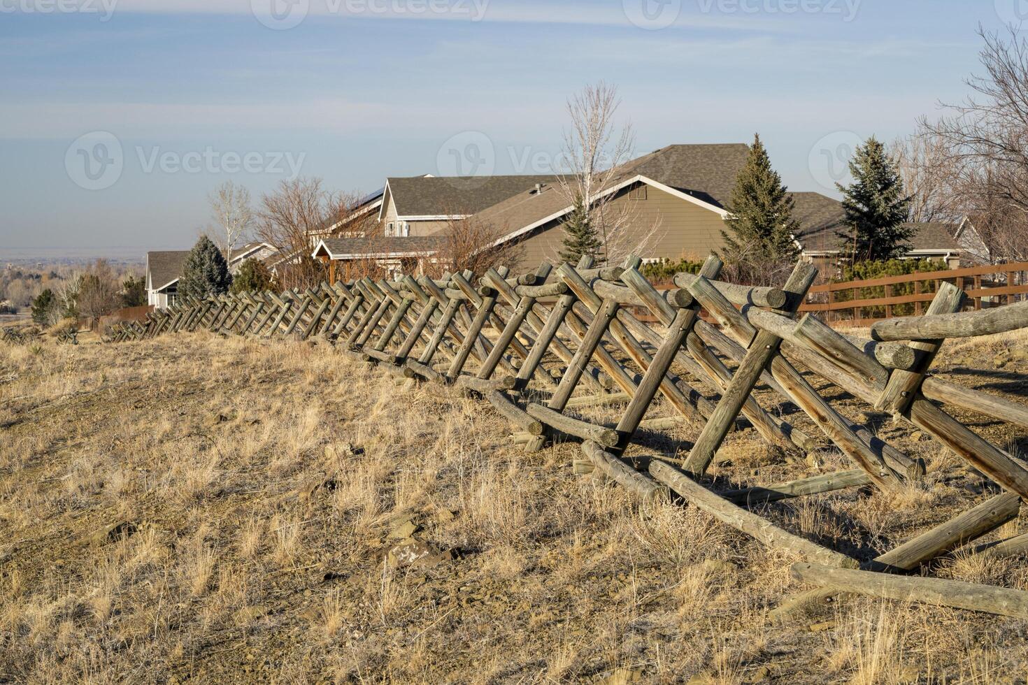 en bois clôture et saleté Piste le long de une Résidentiel zone à Colorado collines photo