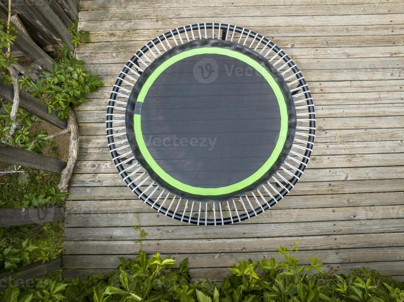 mini trampoline pour rebondir faire des exercices sur une en bois arrière-cour pont, Haut vue photo