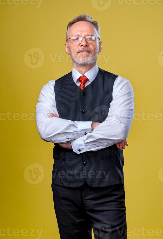 sur de soi Sénior homme dans chemise. franchi bras sur poitrine. Jaune Contexte. horizontal moitié longueur photo. verticale photo. photo