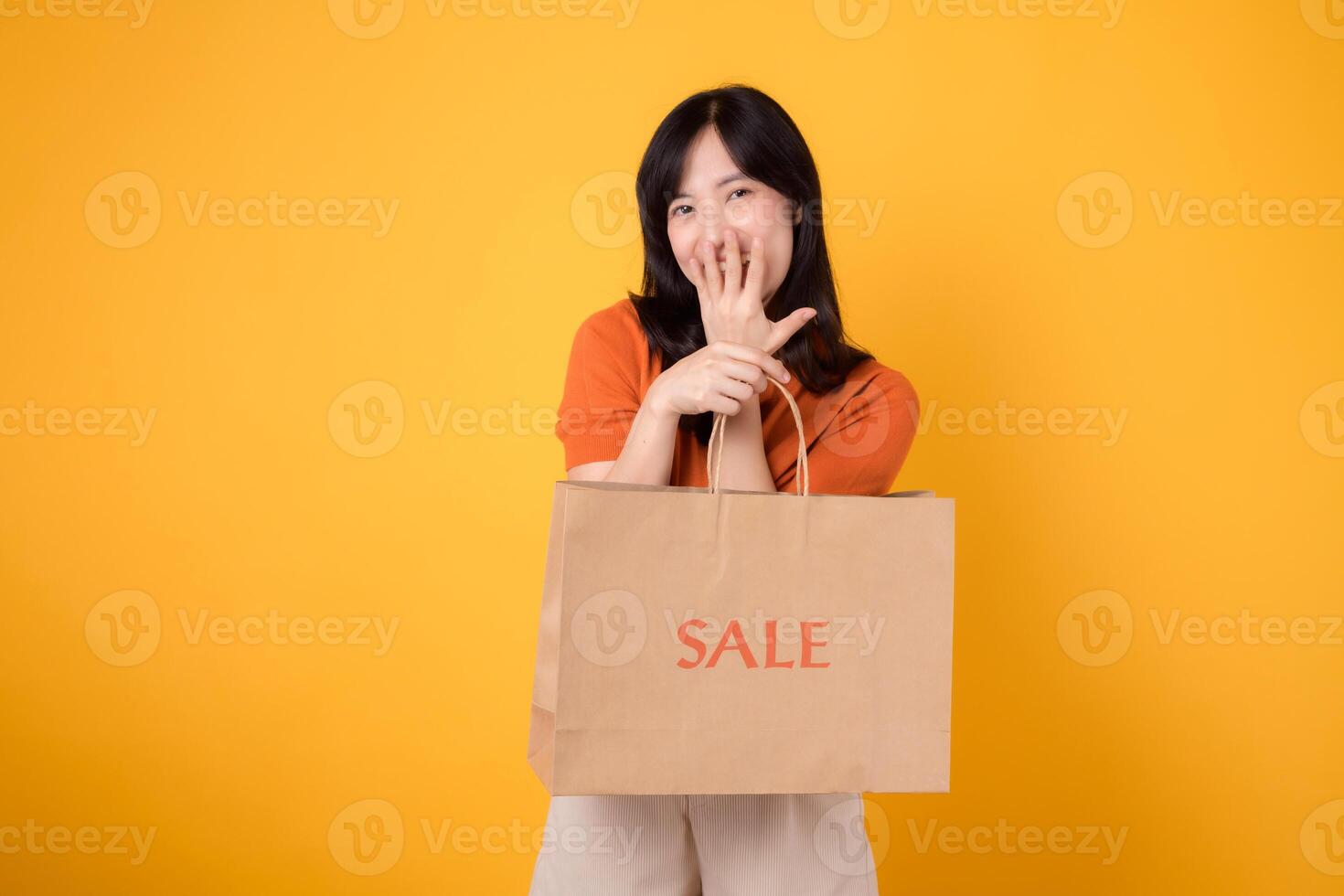 élever votre achats périple avec le choc de le meilleur offres dans ville. content Jeune femme vitrines sa achats, capturer le frisson de avisé achats. photo