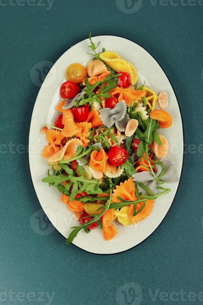 Pâtes salade avec légumes, suivre un régime. photo