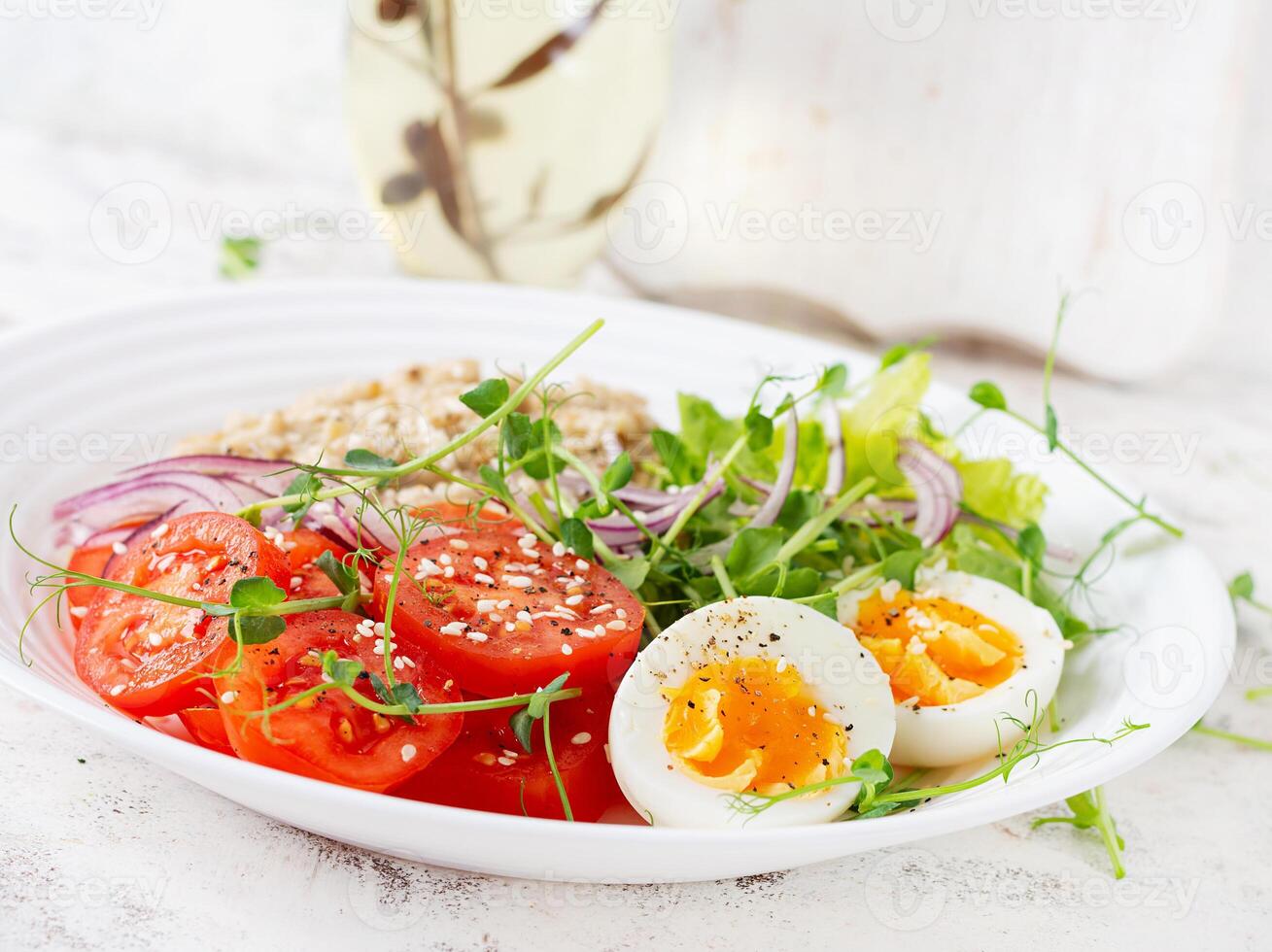 petit déjeuner flocons d'avoine bouillie avec bouilli des œufs et Frais des légumes. en bonne santé équilibré aliments. branché aliments. photo