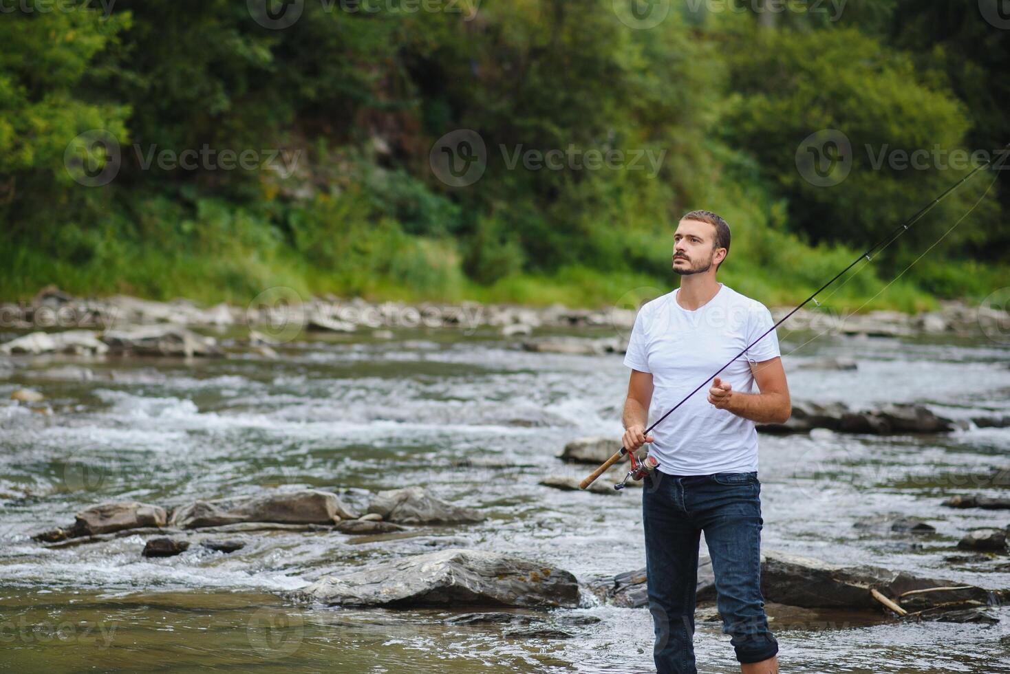 homme mouche pêche jette sur irlandais rivière photo