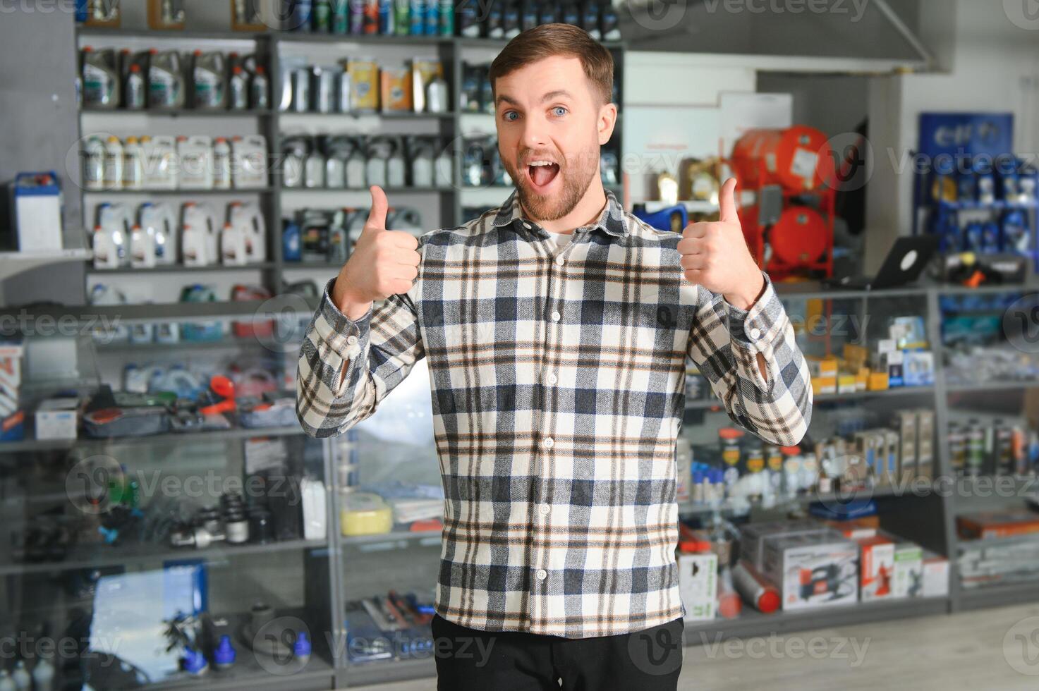 souriant vendeur auto les pièces boutique photo