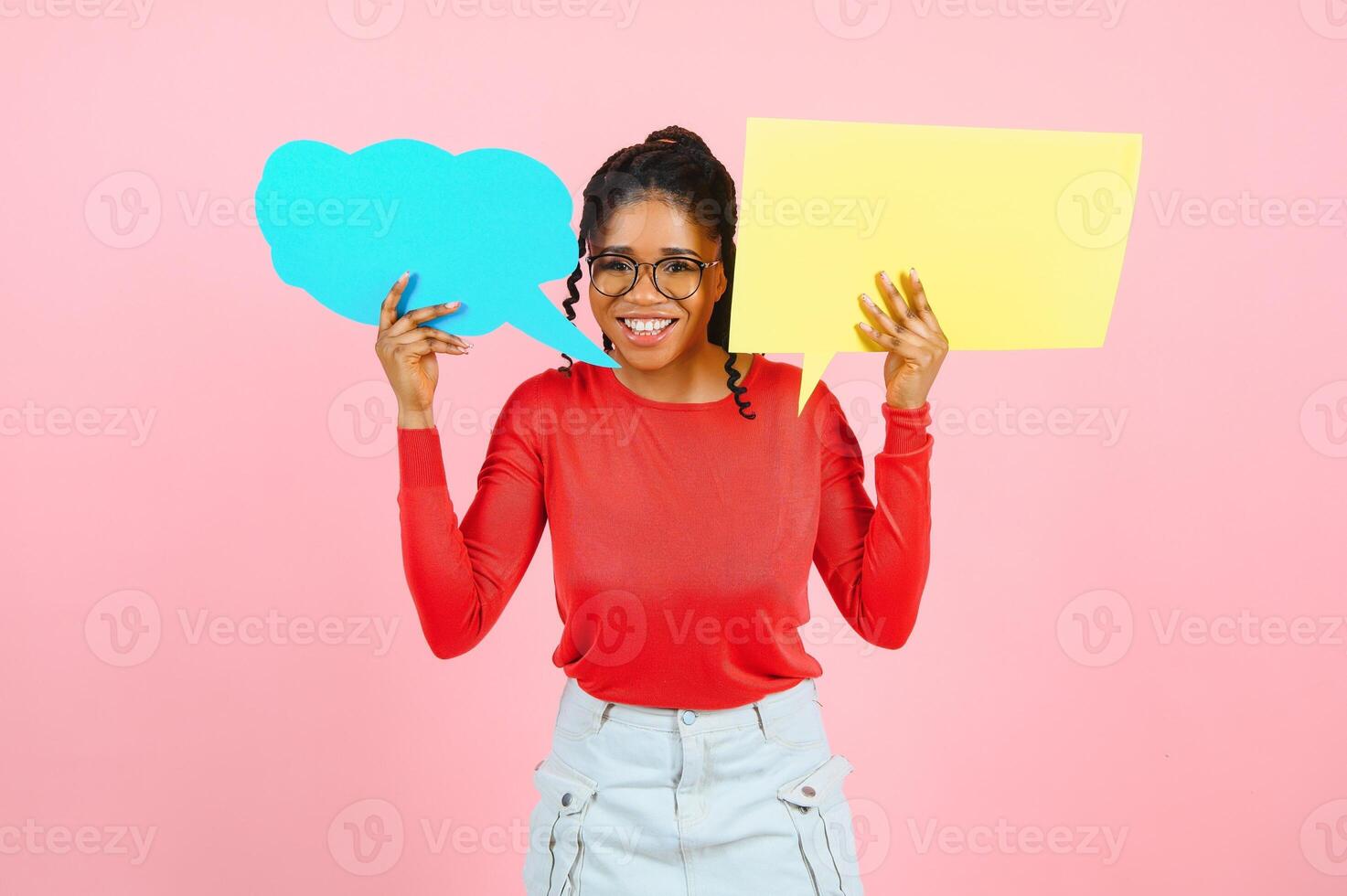 votre texte ici. excité afro fille en portant vide Vide planche isolé plus de pastel rose studio mur, espace de copie. photo