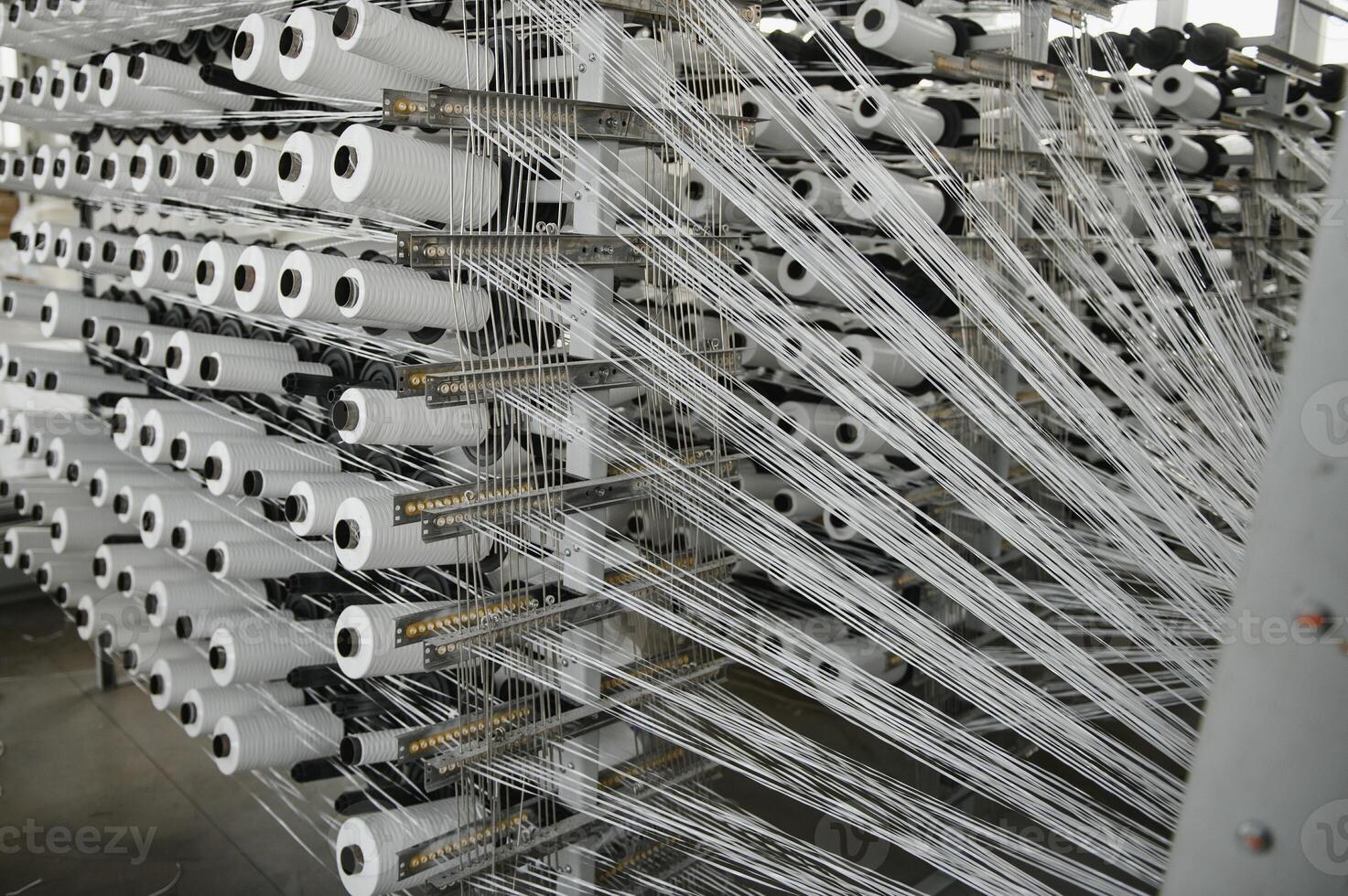 industriel en tissu production doubler. tissage se profile à une textile usine photo