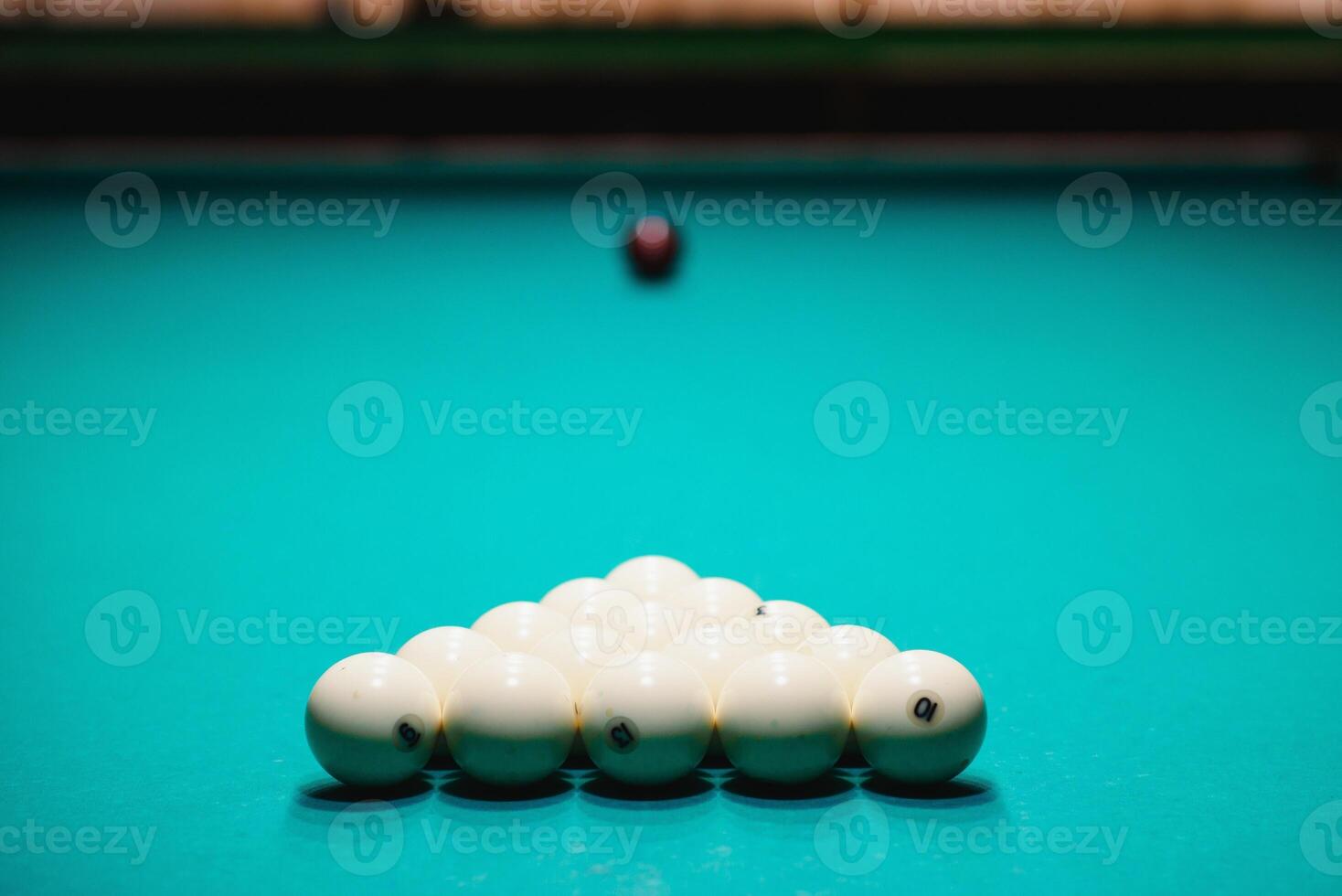 blanc billard des balles pour russe billard, dans une Triangle sur le tableau. photo