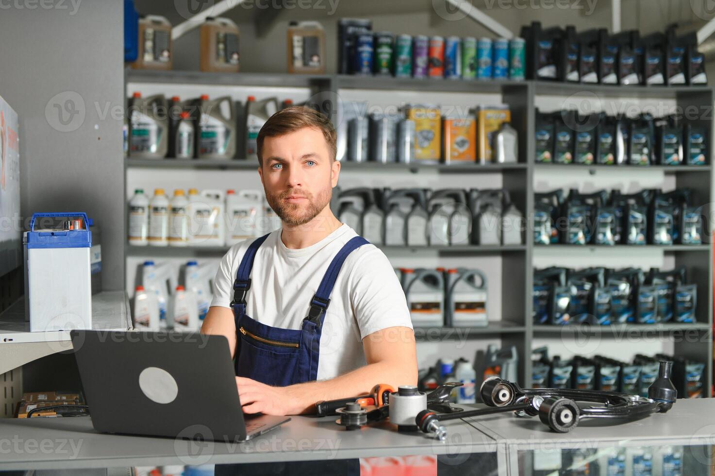 souriant vendeur auto les pièces boutique photo