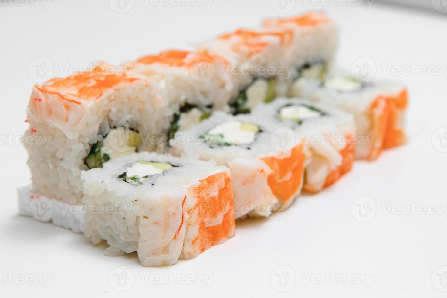 Japonais Fruit de mer Sushi , rouleau sur une blanc Contexte photo