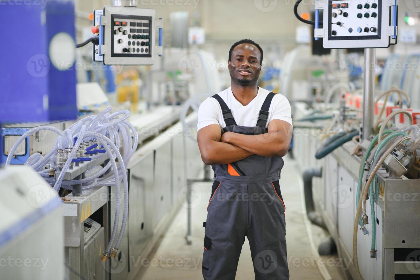 africain Masculin ingénieur. contrôle une Matériel production machine système, travail dans une Plastique et acier industrie En ce qui concerne le de l'entreprise produit entreprise. photo