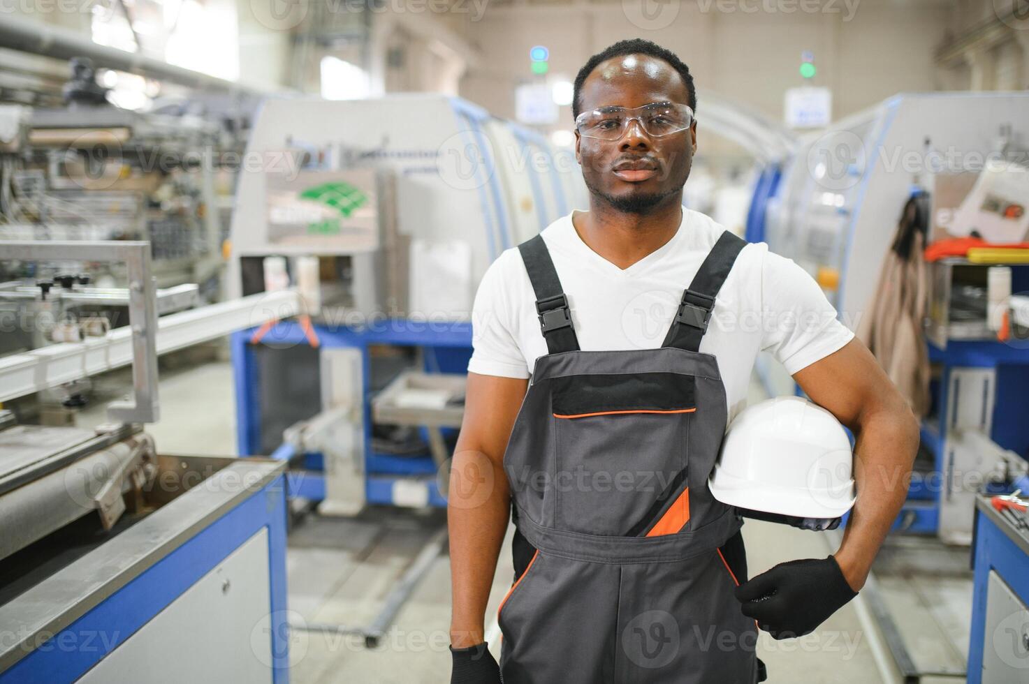 portrait de industriel ingénieur. usine ouvrier permanent dans usine production ligne photo