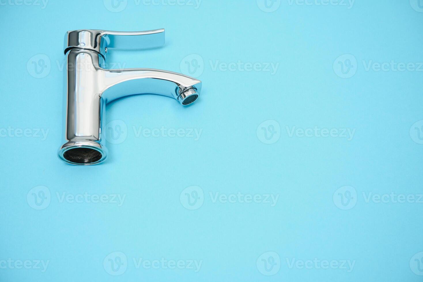 double manipuler l'eau robinet. Nouveau chrome ou acier mixer robinet photo
