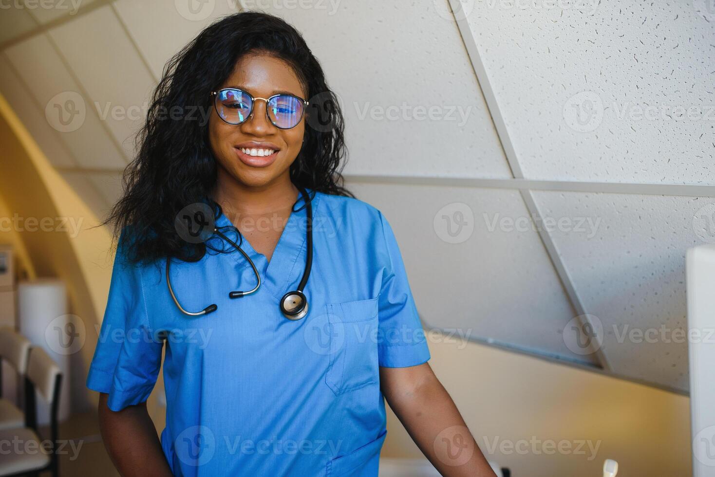 portrait de africain femelle médecin à lieu de travail photo