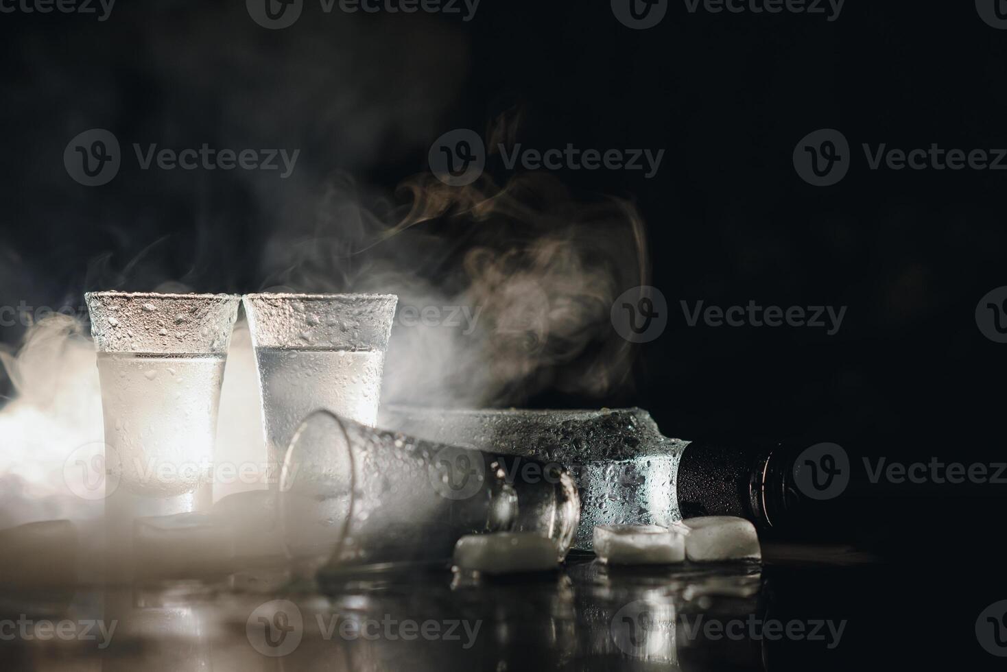 vodka. coups, des lunettes avec Vodka avec la glace .sombre Contexte. copie espace .sélectif se concentrer. photo